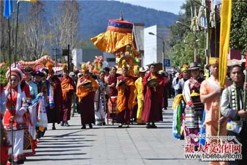 各地游客齐聚昆明 与藏族民众共度藏历新年