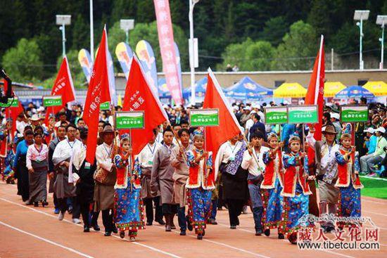 甘南州迭部“三大节庆”隆重开幕 藏族服饰引围观