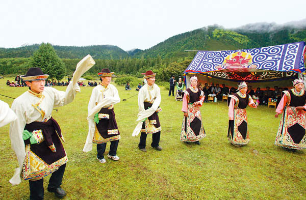 扎西岗村村民表演当地民间舞蹈接待游客