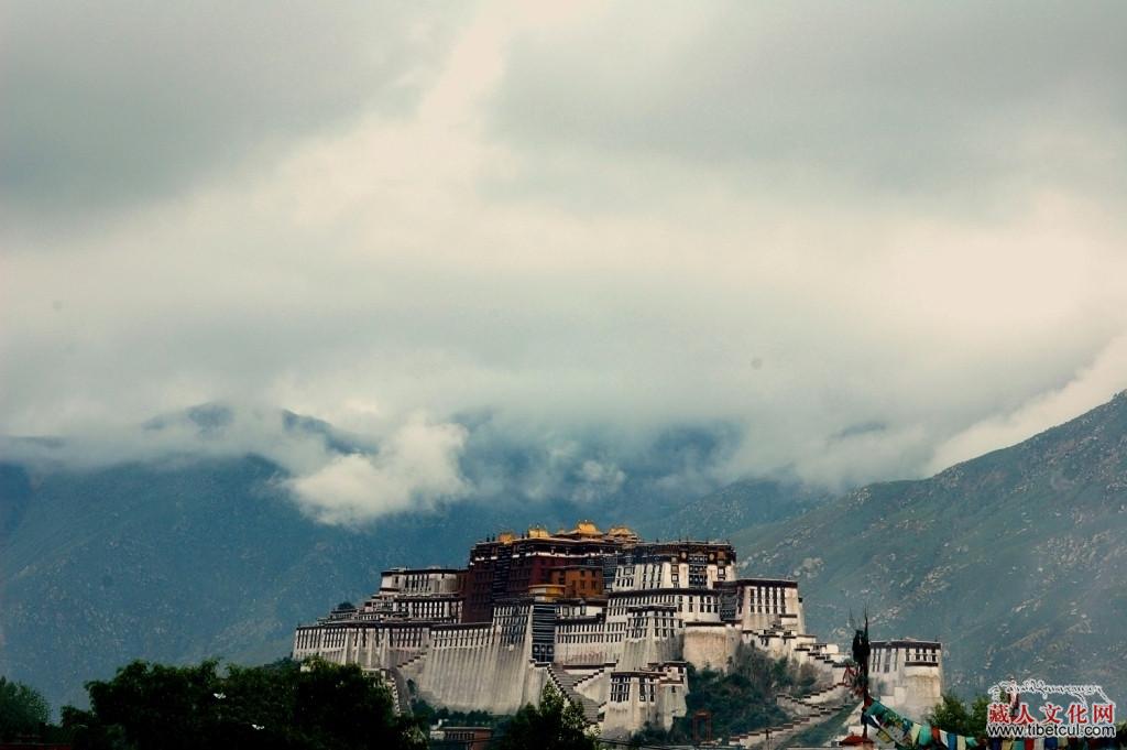 西藏：长假期间日均游客接待量将达８万人次