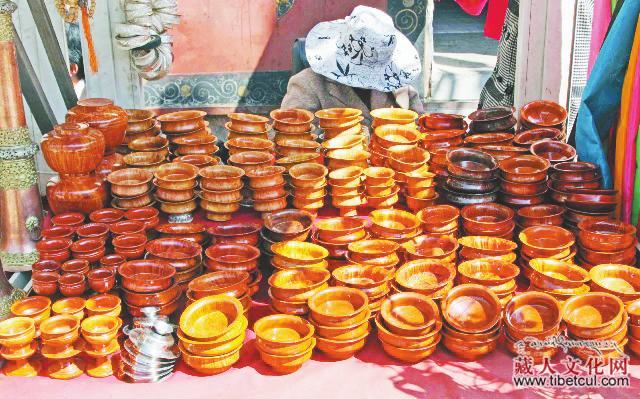 西藏木碗受游客青睐 藏族人与木碗的感情深