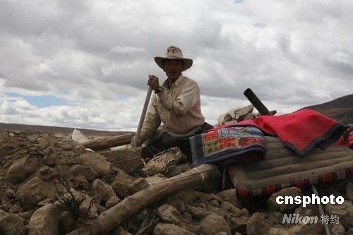 当雄地震灾区牧民开始重建家园