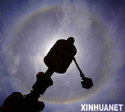 拉萨上空出现日晕奇观(组图)