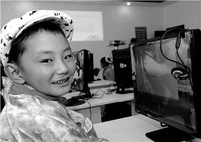 拉萨首家青少年“绿色网吧”开通