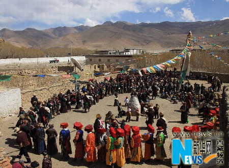 西藏定日县藏族庆祝“四秧节”