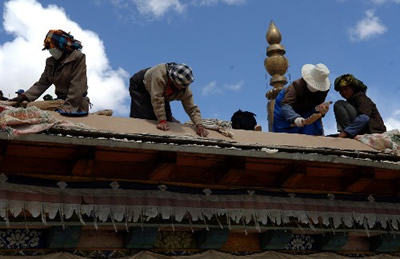 西藏萨迦寺维修进入了关键阶段