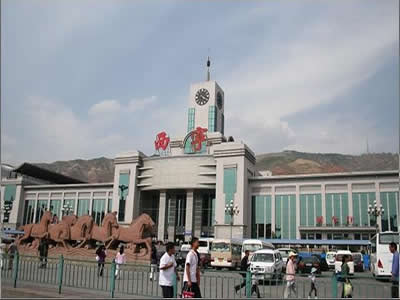 已有187万旅客 进藏观光 西宁成天路之旅中转站