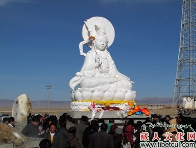 “守护女神”汉白玉石雕像近日在茶卡盐湖落成