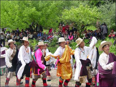 甘孜藏族姑娘成人仪式 吸引宾客眼球