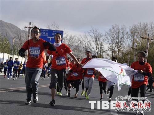 西藏拉萨：在高原“日光城”感受运动的魅力