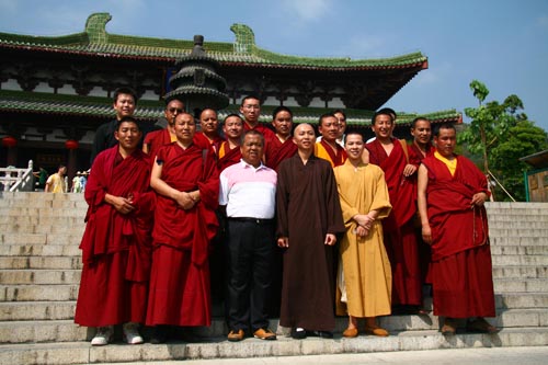 中国藏语系高级佛学院11位格西访南山寺