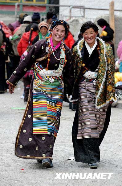 两万多藏族群众观看萨迦寺跳神