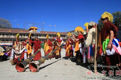 嘎登彭德林寺举行跳神舞大法会