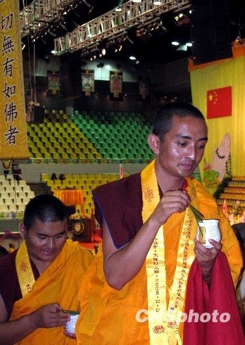 两岸佛教三大语系数百高僧为澳门市民诵经祈福
