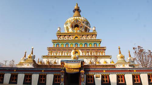 安多藏区第一佛塔：郭麻日寺时轮金刚塔（图）