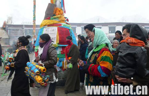 西藏佛教信众在大昭寺朝佛祈愿