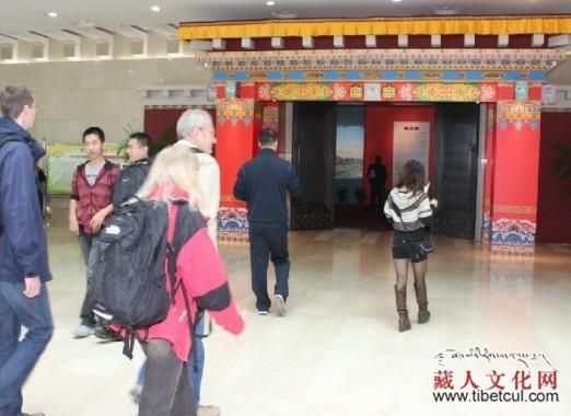 大型藏族文物展重庆开幕：五百余件精品文物亮相