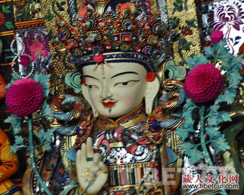 青海省塔尔寺举办酥油花展——由寺院艺僧集体制作