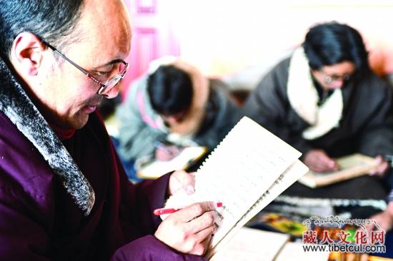 果洛德昂洒智藏文书法：古老藏文书法技艺的传承者