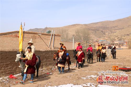 甘南卓尼县喀尔钦乡磊族村：“跑马射箭”闹春祈福