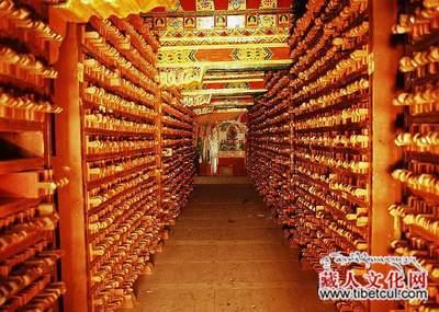 “东方荷马史诗”《格萨尔王》进行手工雕版印制