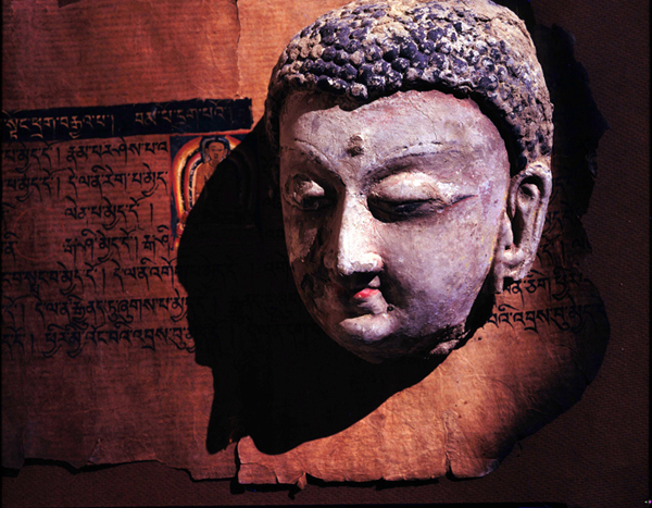 历史的痕迹——托林寺泥塑佛头与经书残页