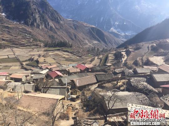 甘肃甘南藏乡村落闹新春：吃百家饭 转山晒经