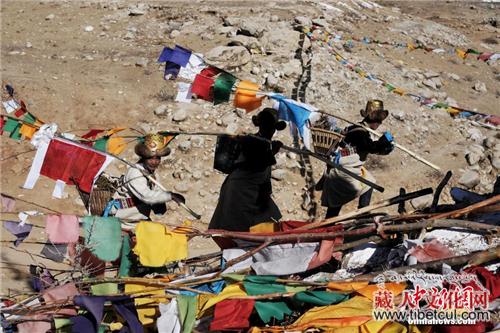 祈福风调雨顺 西藏尼木五彩经幡迎农家新年