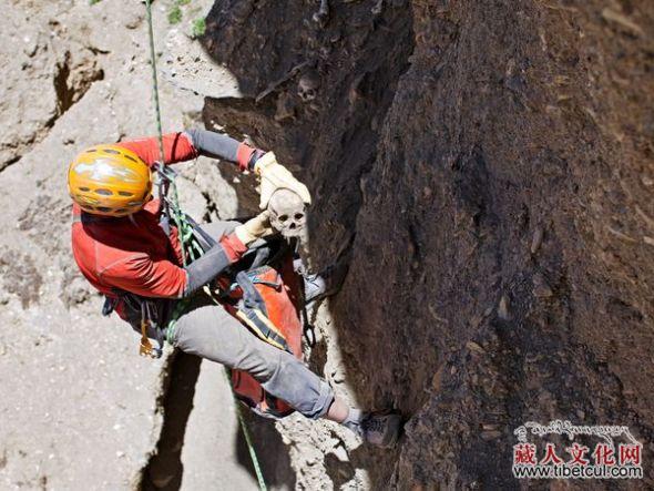 组图：喜马拉雅山洞穴日前发现1500年前人类遗骸