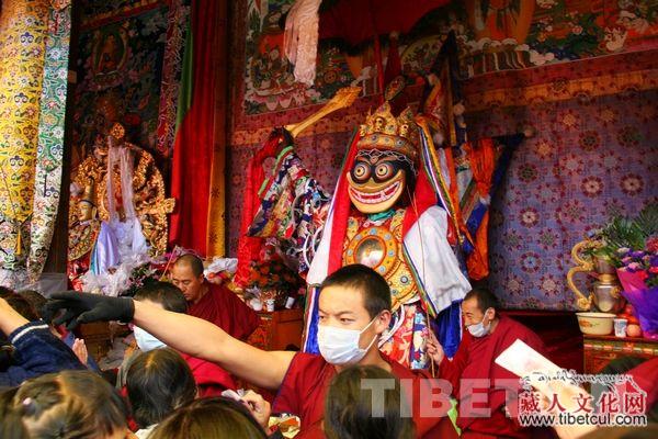 西藏各地群众信徒喜迎一年一度的“班丹拉姆节”