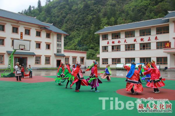 阿坝九寨沟县小学开设舞课程传承白马藏族文化