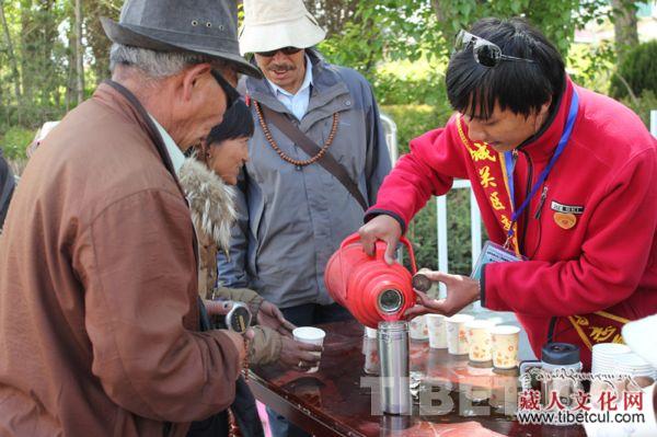 萨嘎达瓦第一天：志愿者街头服务端茶助人受好评