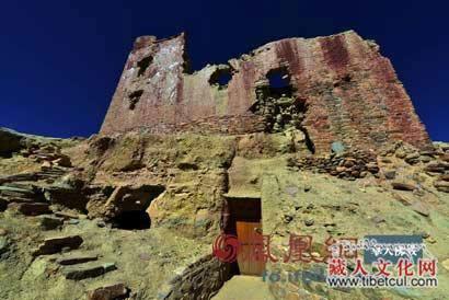探访西藏最大佛教石窟遗址 洞窟壁画媲美敦煌