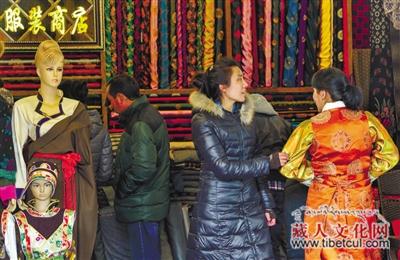 藏历新年临近　外地客入乡随俗藏历年前热衷订藏装
