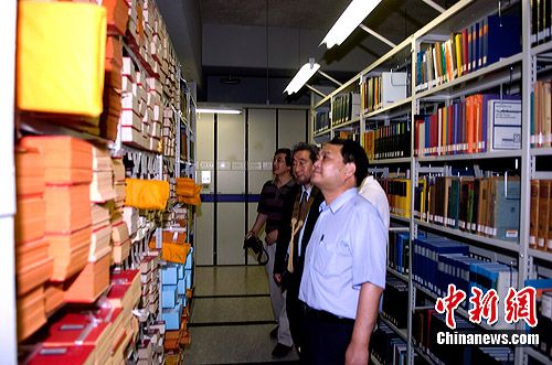 图：中国藏学家活佛代表团京都“邂逅”《大藏经》