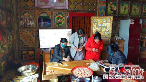 四川理塘县：藏族妇女忙着“炸果子”迎藏历新年