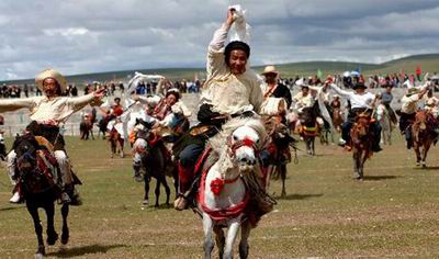 西藏那曲“展示马术迎接奥运”
