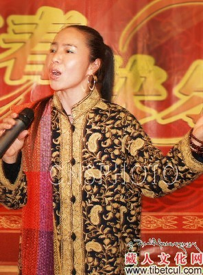 海外藏族协会的创始人兼主席央金拉姆为世博高歌