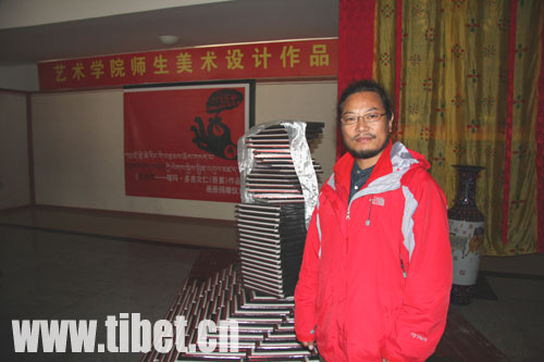 藏族画家吾要向西藏大学艺术学院捐赠个人画册