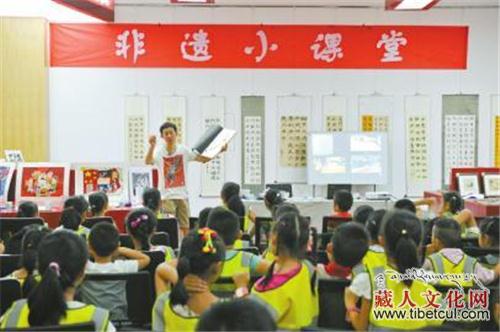 “非遗小课堂”学藏族祥巴 孩子们动手创作版画