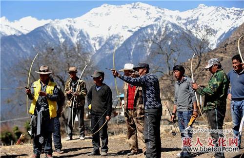 达久罗色：云南梅里雪山脚下藏族群众举行射箭比赛