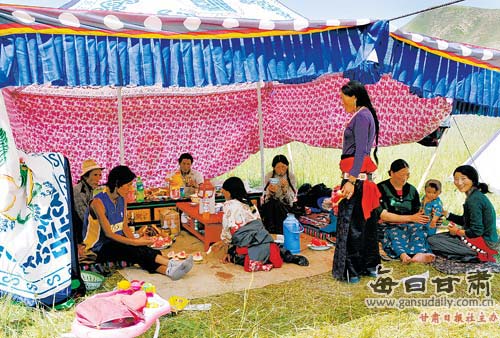 图：夏河县罗吾塘村欢度香浪节