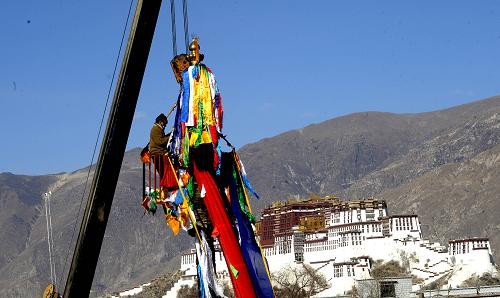 拉萨大昭寺举行大经杆换经幡活动 喜迎藏历新年