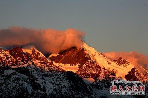 德钦县梅里雪山的哀求：请停止对神山亵渎和攀登