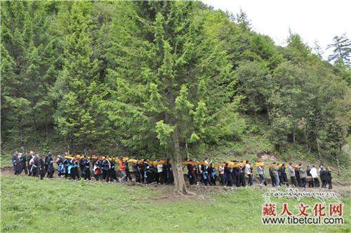 甘肃甘南藏族自治州舟曲县亚哈藏寨举行转山活动