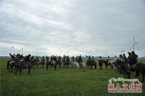 玛曲县河曲马场组建藏族第一个马球队
