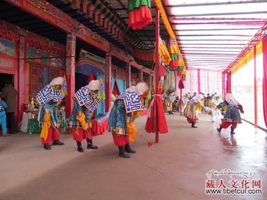 甘南州碌曲县双岔乡二地村的“南木特”藏戏