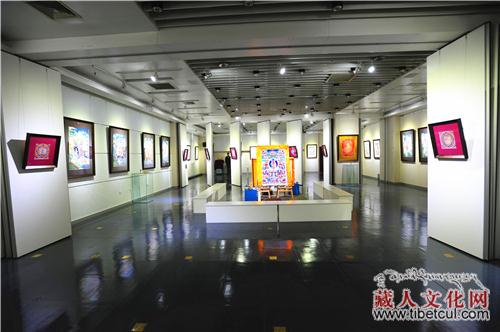 随身宇庙——莫热画院精品唐卡展：昨日在成都展出