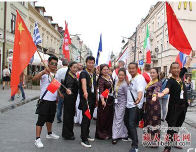 波兰国际民间灵感艺术节开幕 藏族艺术团献艺