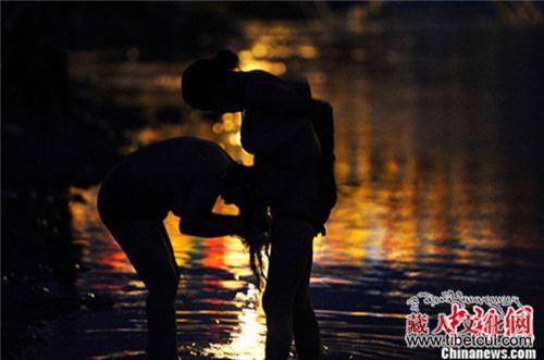 西藏沐浴节：药王星照耀下 这里的人们在天浴